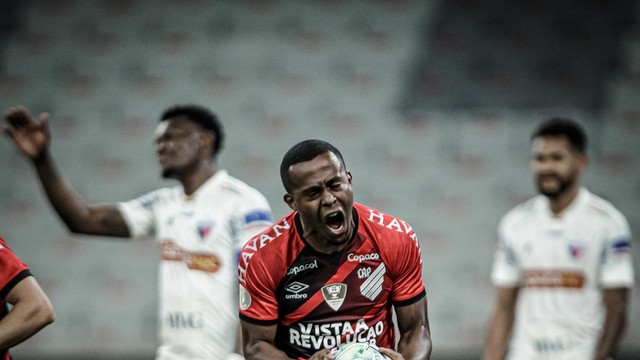 Athletico volta com tudo e vira no segundo tempo