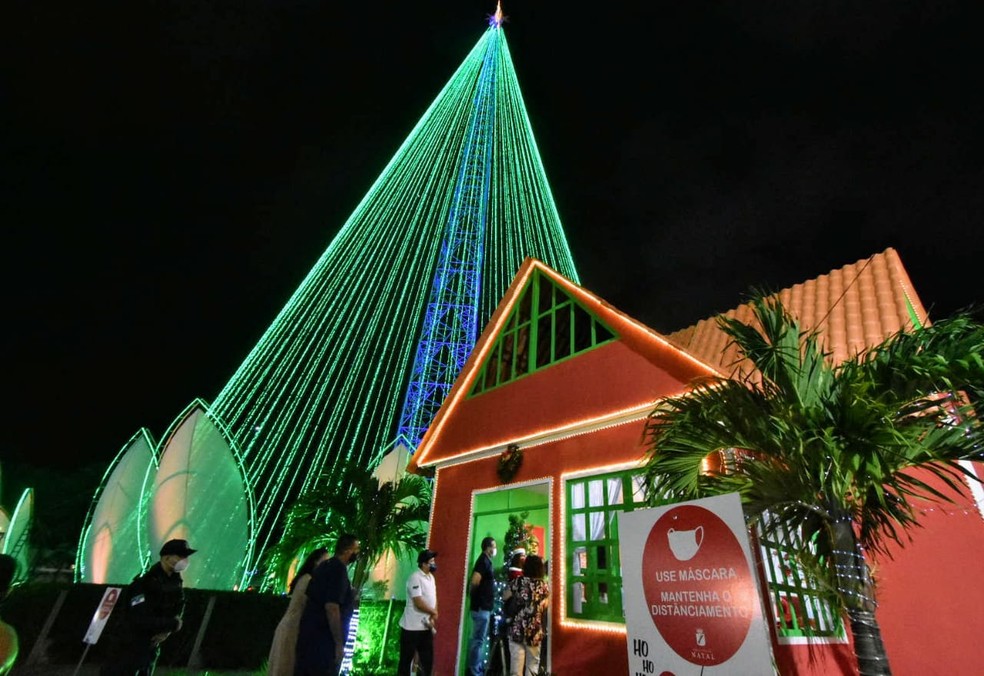 Casinha do Papai Noel fica ao lado da &Aacute;rvore de Mirassol, em Natal &mdash; Foto: Alex R&eacute;gis
