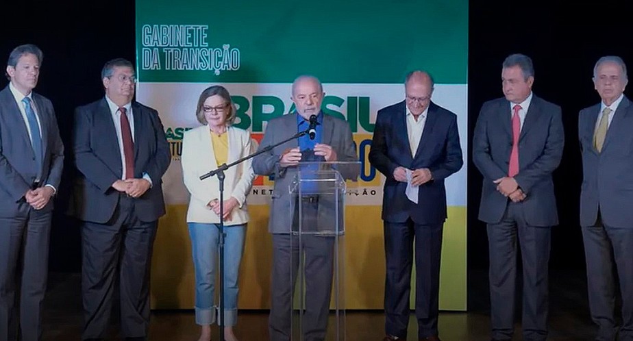Lula anuncia primeiros ministros em Brasília