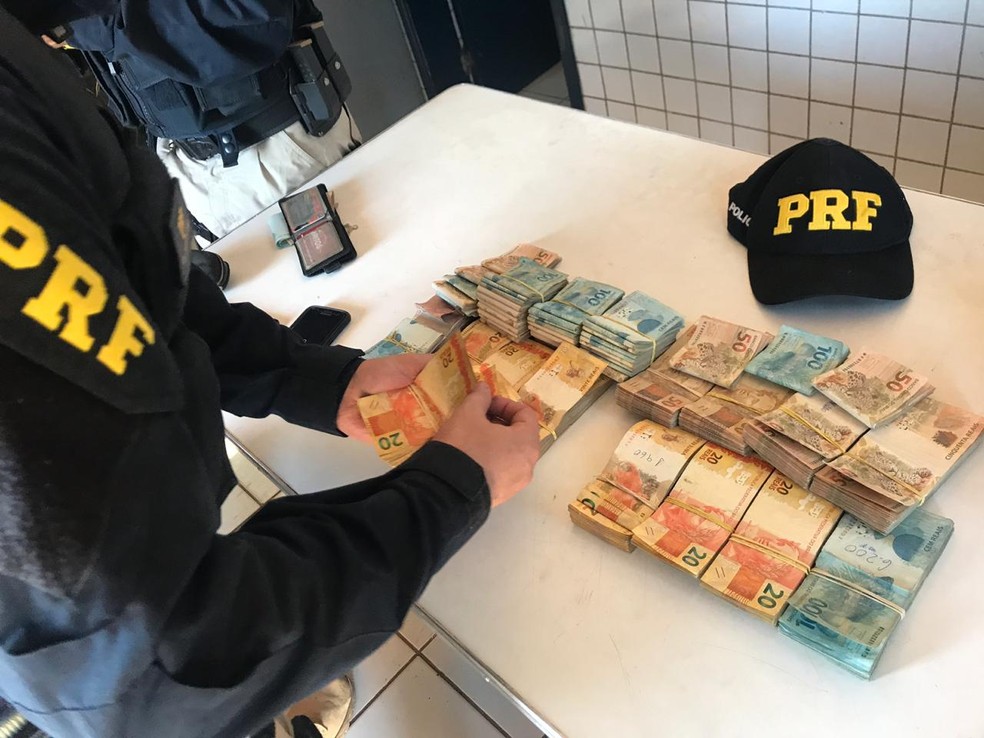 Polícia constatou, a princípio, crime contra o sistema financeiro — Foto: Divulgação/PRF