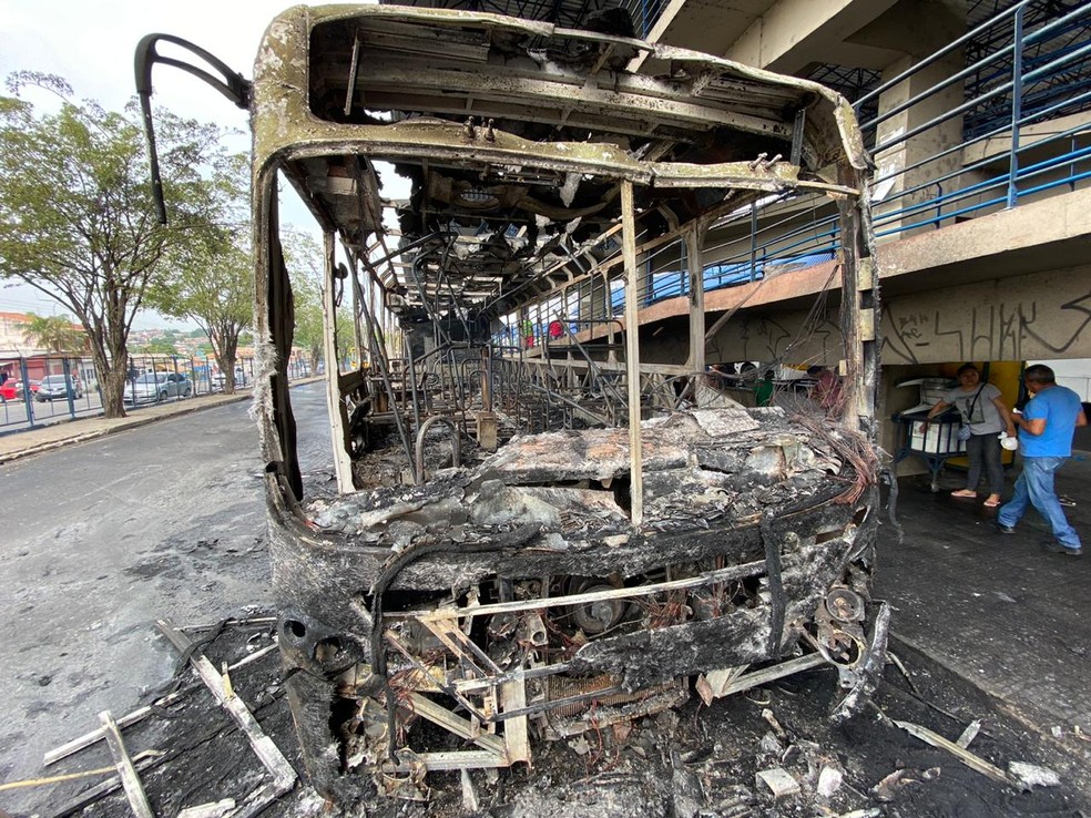 Ônibus foi destruído pelo fogo  — Foto: Carolina Diniz/G1 AM
