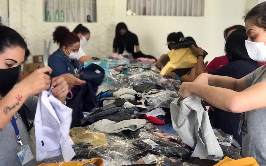 Quatro toneladas de roupas são descaracterizadas para doação para famílias de baixa renda no Sul de MG