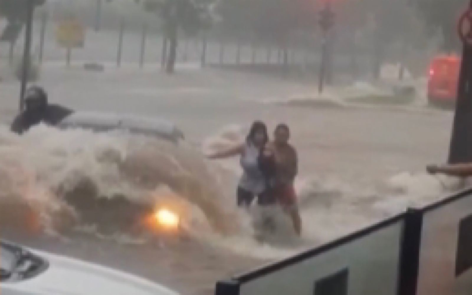 Homens se juntam para salvar mulheres ilhadas dentro de carro durante chuva em Goiânia; vídeo