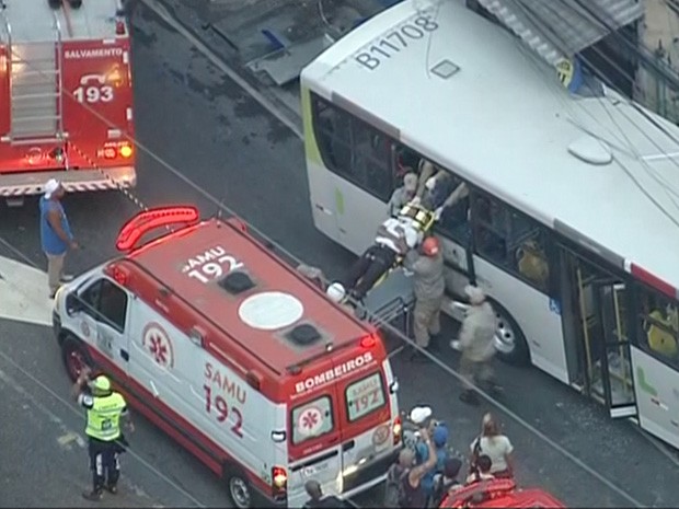 Bombeiros retiraram os feridos pela janela do ônibus (Foto: Reprodução/TV Globo)