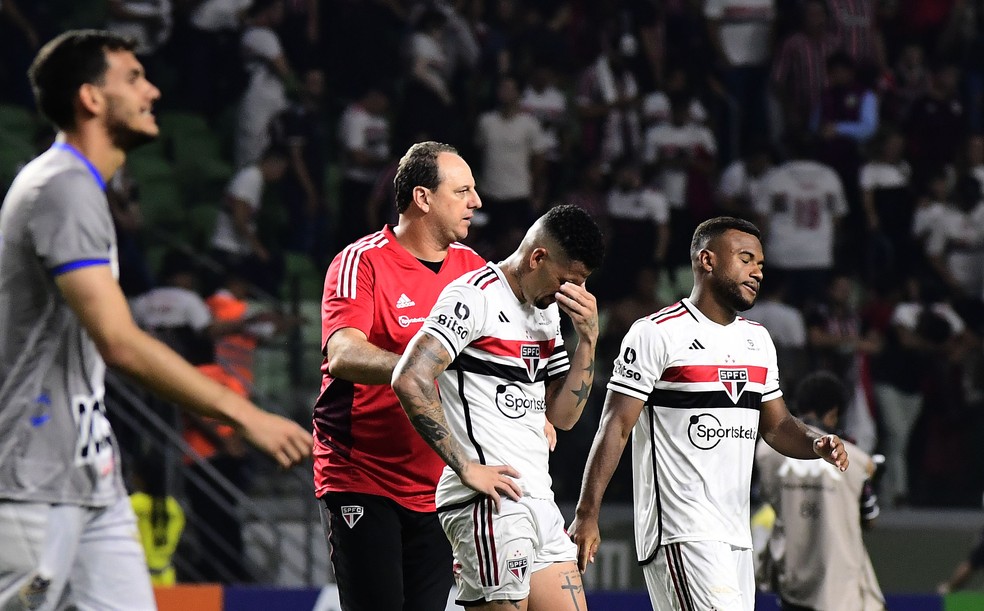 Jogadores do São Paulo e Rogério Ceni após eliminação no Paulista pelo Água Santa — Foto: Marcos Ribolli