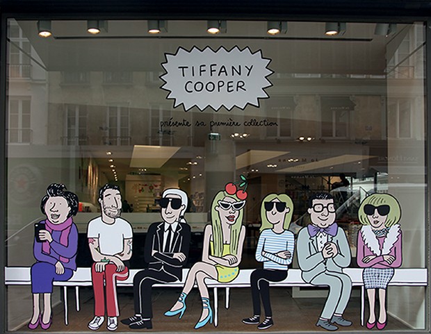 A vitrine com ícones da moda que celebrou o lançamento do livro Les Contes de Notre Enfance de Tiffany Cooper, em 2016 (Foto: Divulgação e Reprodução Instagram)