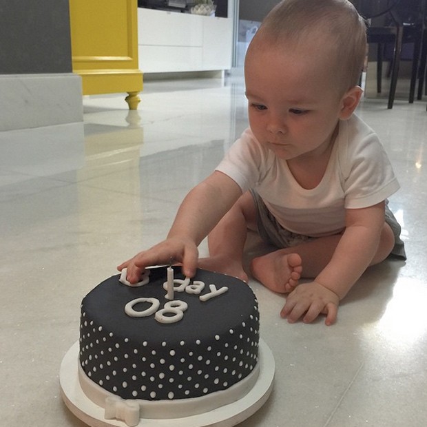 Alexandre Jr. brinca com o bolo do seu aniversário de 8 meses (Foto: Reprodução / Instagram)