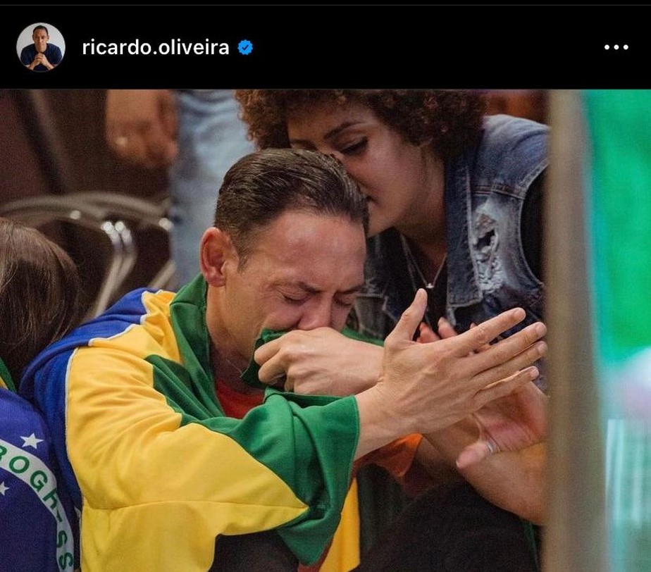 Ricardo Oliveira publicou foto chorando abraçado numa bandeira do Brasil após derrota de Bolsonaro