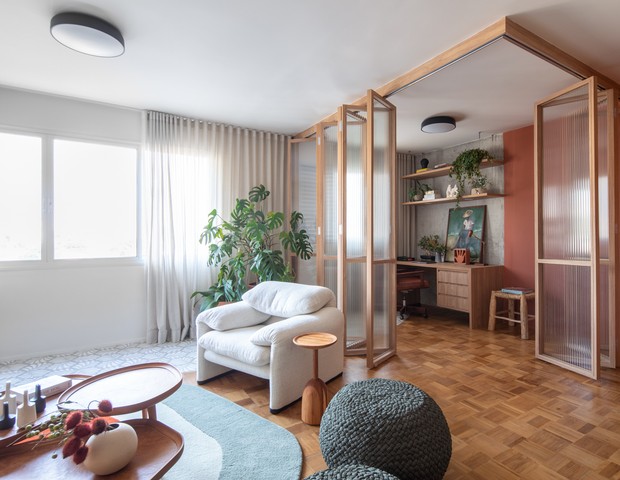 Apartamento de 128 m² exibe cozinha aberta e home office integrado com a sala (Foto: Maira Acayaba)