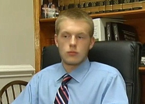 Adolescente for&ccedil;ado a se masturbar na frente de policial vai &agrave; Justi&ccedil;a