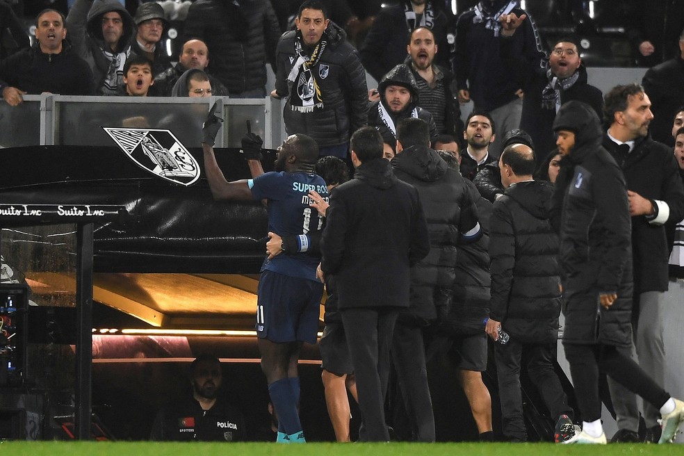 Marega reage a insultos da torcida do Vitória de Guimarães no estádio Dom Afonso Henriques ao sair do jogo do Porto — Foto: EFE/EPA/HUGO DELGADO