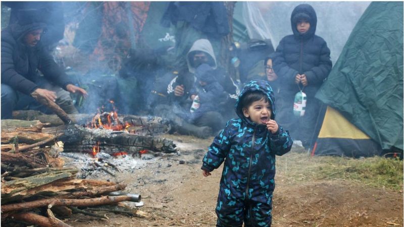 Grupos de migrantes incluem dezenas de crianças (Foto: Getty Images via BBC)