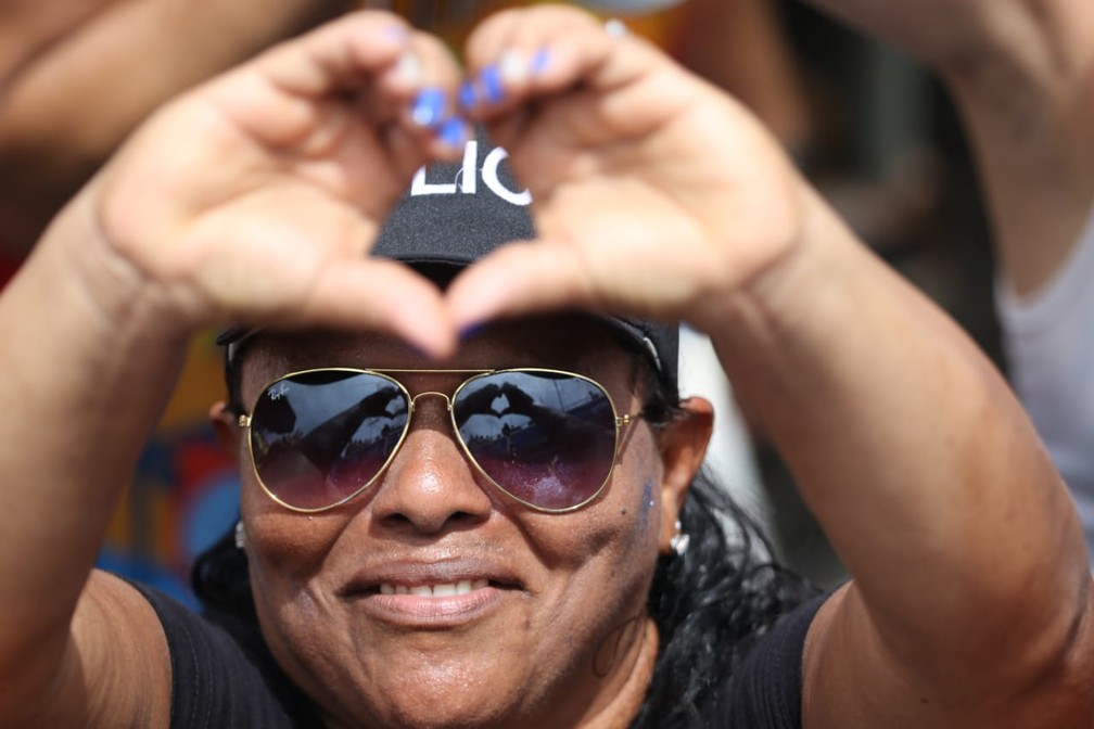 Fantasia de policial foi escolha da foliona para o Galo da Madrugada — Foto: Aldo Carneiro/Pernambuco Press