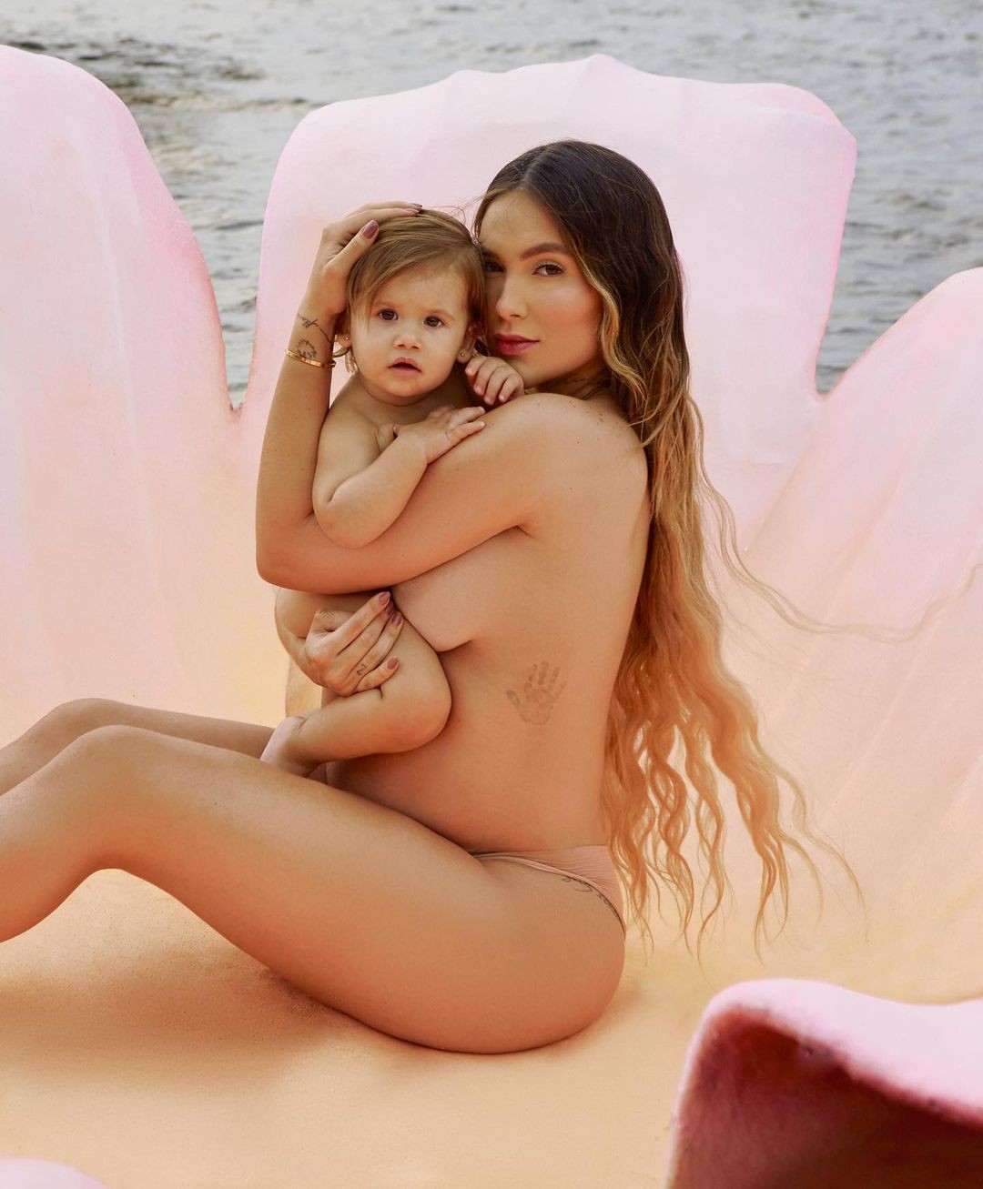 Virginia Fonseca posa com Maria Alice em ensaio durante gravidez de Maria Flor — Foto: Instagram/Reprodução
