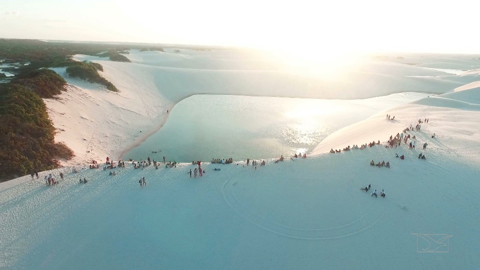 Turistas aproveitam as belezas dos lençóis maranhenses em Santo Amaro do Maranhão (Foto: Reprodução/TV Mirante)