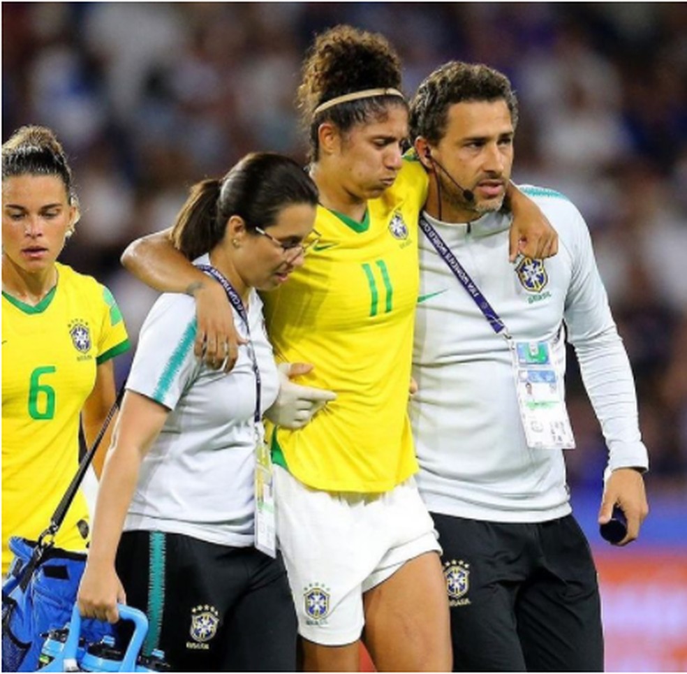 Nemi auxilia Cristiane Rozeira, artilheira da Seleção Brasileira de Futebol Feminino — Foto: Foto: Reprodução/Instagram