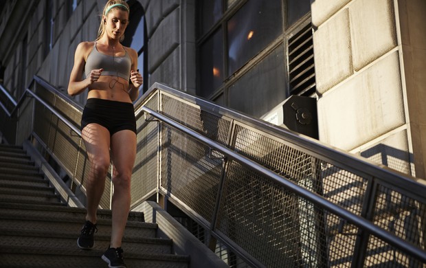 mulher desce escadas eu atleta (Foto: Getty Images)