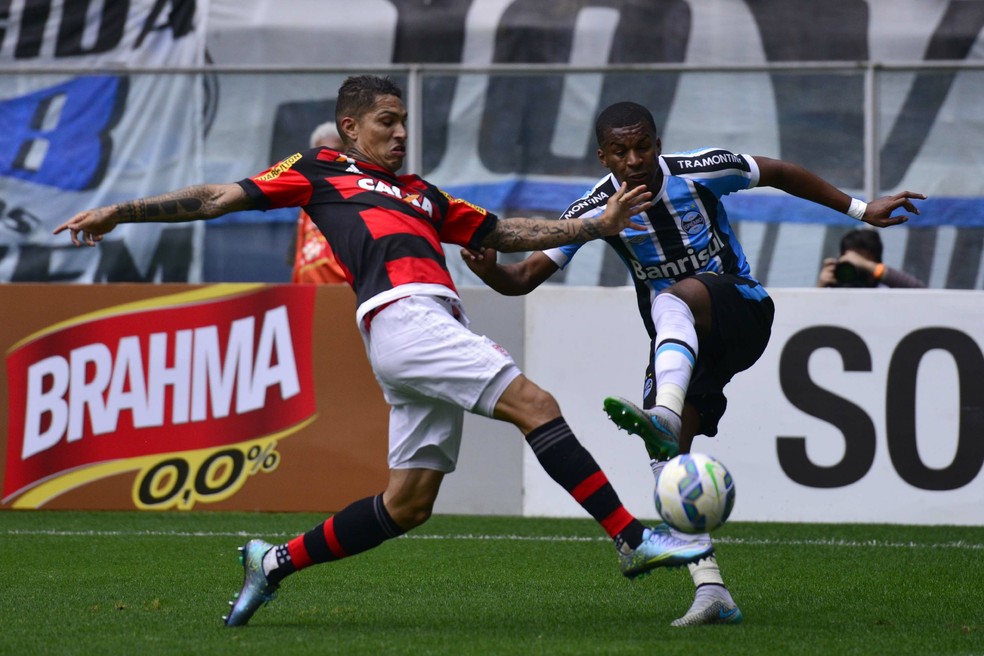 Guerrero encara marcação de Erazo durante Flamengo x Grêmio — Foto: DUDU CONTURSI/RAW IMAGE/ESTADÃO CONTEÚDO