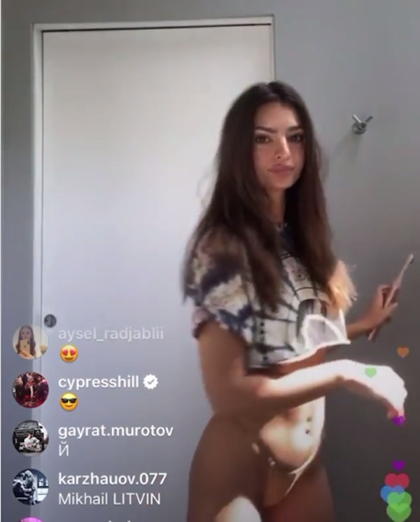A atriz e modelo Emily Ratajkowski escovando os dentes de calcinha nude (Foto: Instagram)