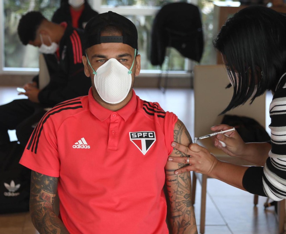 Daniel Alves recebeu a primeira dose da vacina e vai representar o Brasil nos Jogos Olímpicos de Tóquio — Foto: Rubens Chiri/saopaulofc