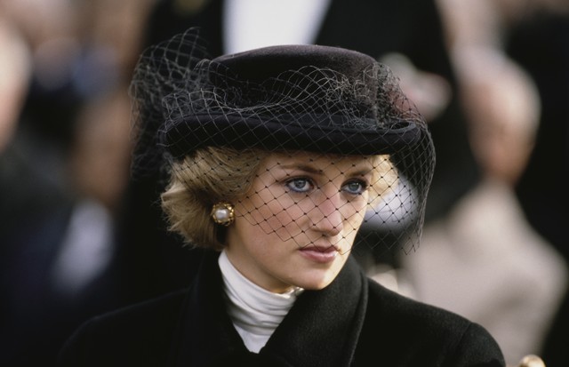 Diana, Princess of Wales  (1961 - 1997) attends the Armistice Day wreath-laying ceremony at the Arc de Triomphe in Paris, France, 11th November 1988. She is wearing a black coat by Jasper Conran and a hat by Viv Knowland.  (Photo by Jayne Fincher/Princess (Foto: Getty Images)