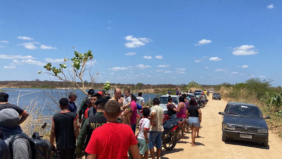Casal de jovens é encontrado morto dentro de carro submerso em açude no Ceará. — Foto: Reprodução
