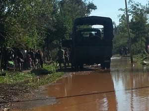 Exército auxilia remoção de famílias atingidas pela cheia do rio Uruguai em Sao Borja (Foto: Peterson Furlan/RBS TV)