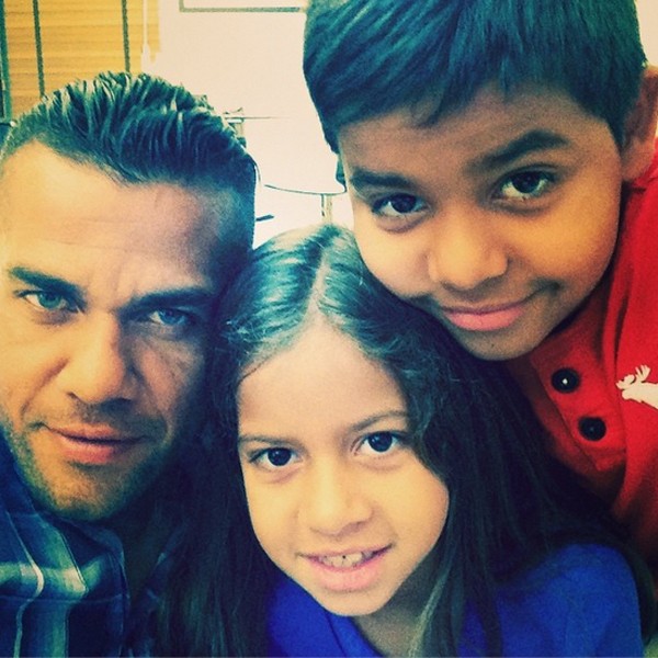 Daniel Alves e os filhos (Foto: Reprodução/Instagram)