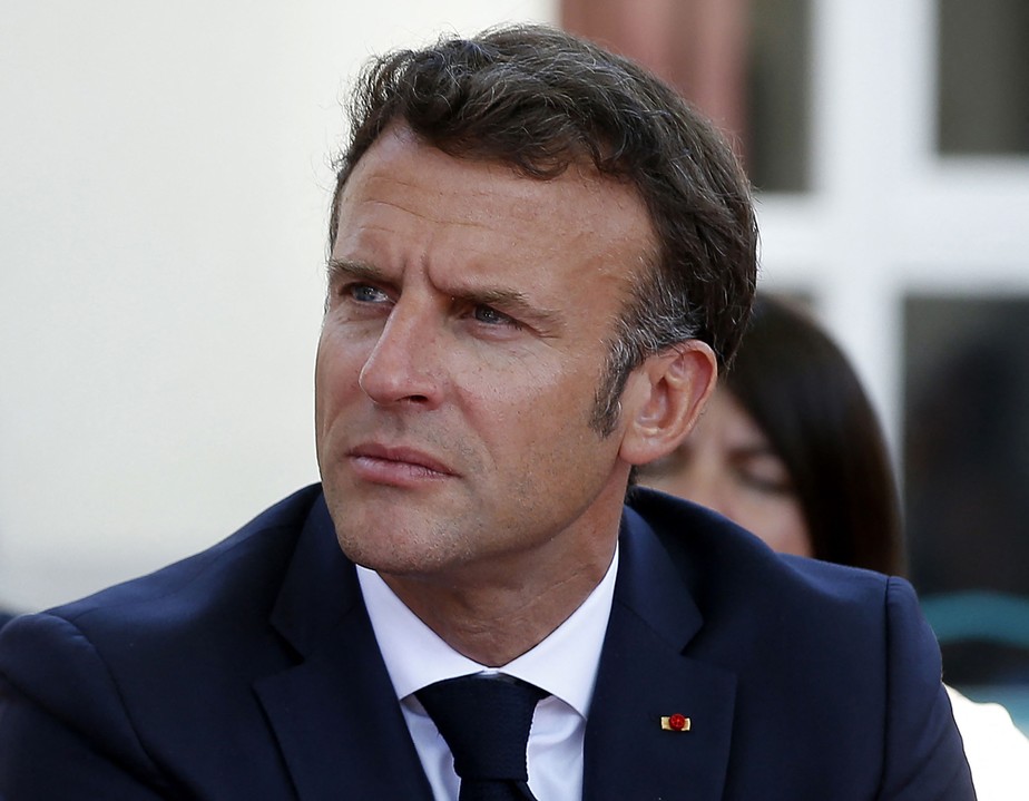 O presidente da França, Emmanuel Macron, escapa de votos de desconfiança no Parlamento