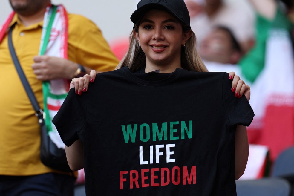 Torcedora do Irã com camisa que tem a mensagem: "Liberdade para vidas femininas" — Foto: Fadel Senna/AFP