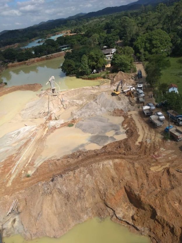 Extração de areia provoca a formação de pequenas lagoas (Foto: INSTITUTO ESTADUAL DO AMBIENTE (INEA)/BBC)