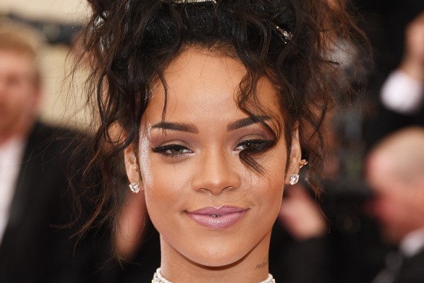 Rihanna cresceu em Barbados e sofreu por conta da cor da sua pele. A cantora não entendia quando a xingavam por ser branca demais, mas garante que isso serviu como preparação para o mundo da música e que agora lida com facilidade com as críticas (Foto: Getty Images)