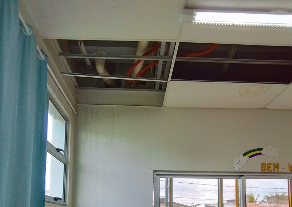 Sala de aula sem parte do forro, segundo constatou o TCE — Foto: TCE-RN/Cedida