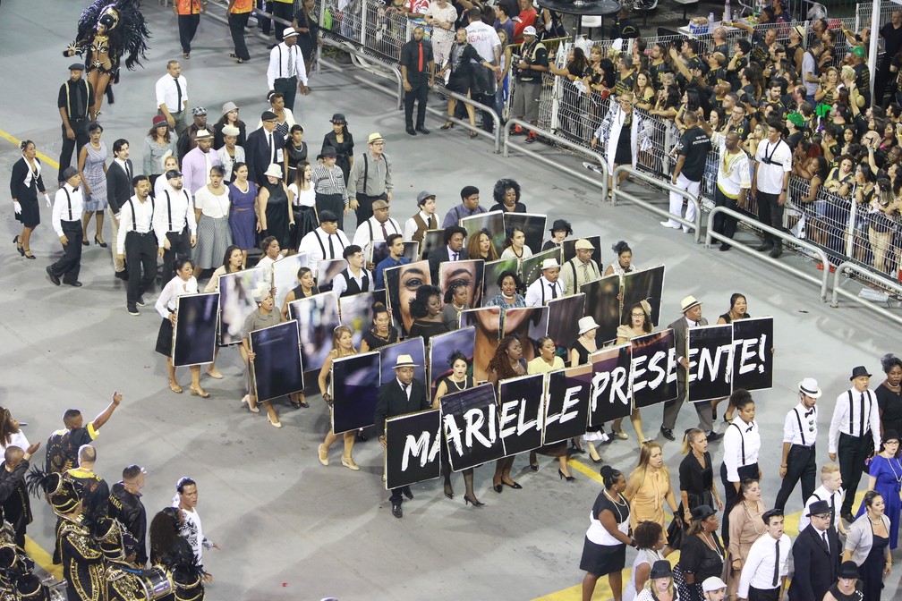 Integrantes da Vai-Vai formam a frase "Marielle Presente" na avenida â€” Foto: Ardilhes Moreira/G1