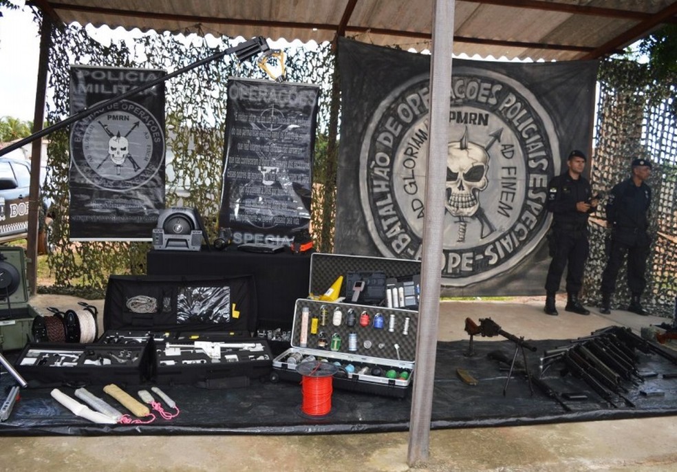Equipamentos utilizados pelo Batalhão de Operações Policiais Especiais (BOPE) também estão na exposição — Foto: PMRN/Divulgação
