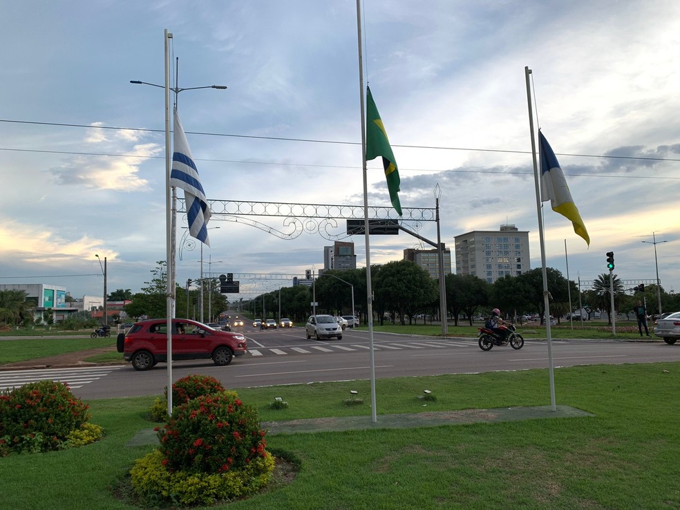Bandeiras de Palmas, Brasil e Tocantins foram colocadas a meio mastro — Foto: Otávio Frabetti/Divulgação