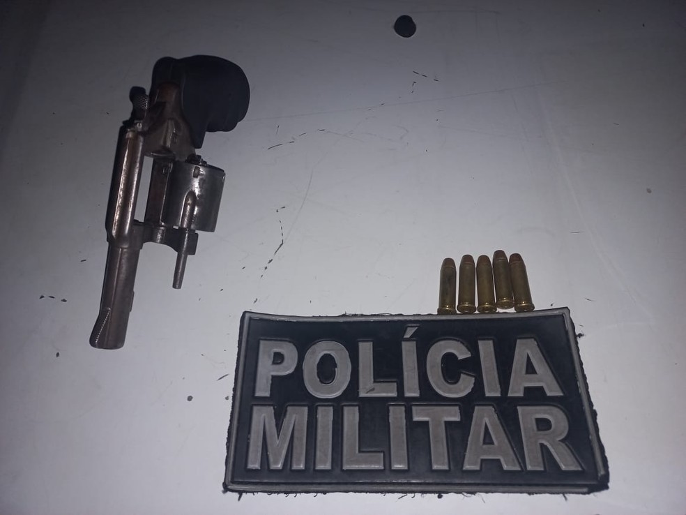 Homem tomou arma de assaltante e entregou à polícia, em Natal — Foto: PM/Cedida