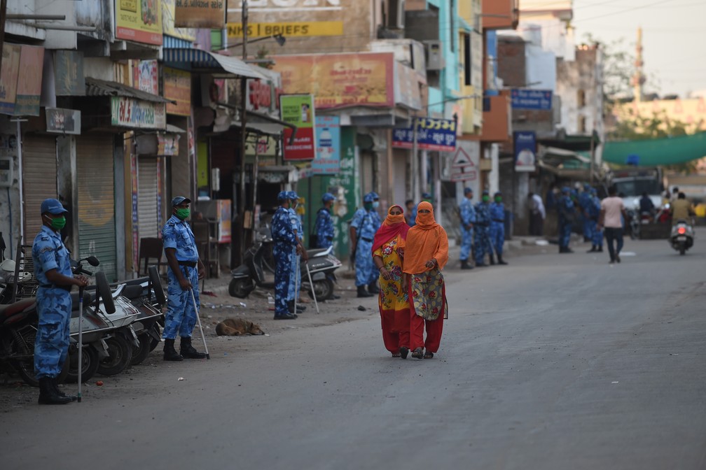 Neste domingo (12), em Ahmedabad, no estado de Gujarat, na Índia, as ruas estão vazias e a população precisa ficar em casa durante o 'lockdown' como medida preventiva contra a Covid-19 — Foto: SAM PANTHAKY / AFP