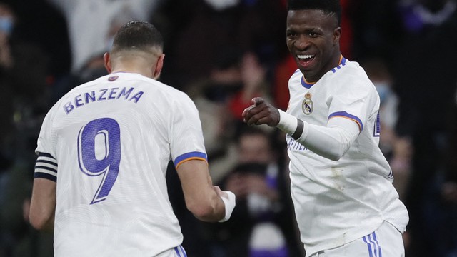 Vini Jr comemora com Benzema: cada um fez dois gols, e o Real Madrid goleou o Valencia