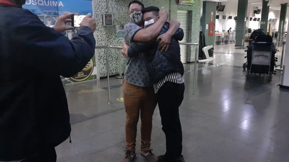 Gêmeos cearenses no primeiro abraço após 23 anos, no saguão do aeroporto de Uberlândia (MG) — Foto: Carol Polato/Arquivo pessoal