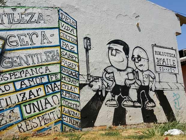 Pinturas na parede lateral da biblioteca em Taguatinga (Foto: Raquel Morais/G1)