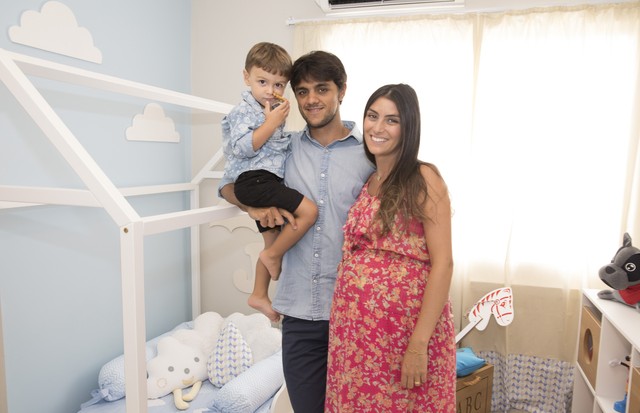Felipe Simas e Mariana com Joaquim na casa nova (Foto: Divulgação)