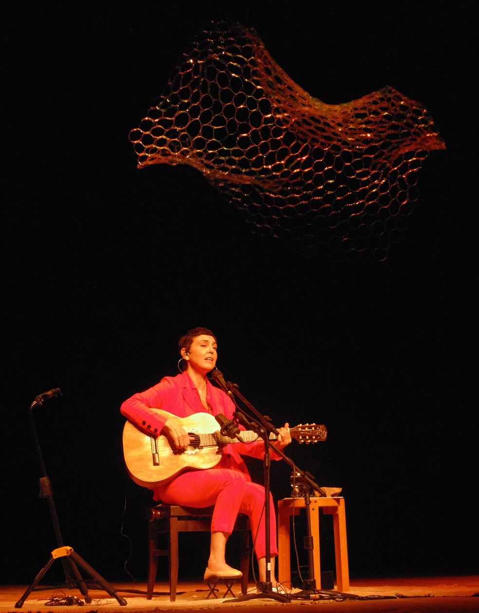Adriana Calcanhotto mostra fluência pop ao cantar 'Tudo igual' em show no Teatro Claro Rio — Foto: Mauro Ferreira / G1