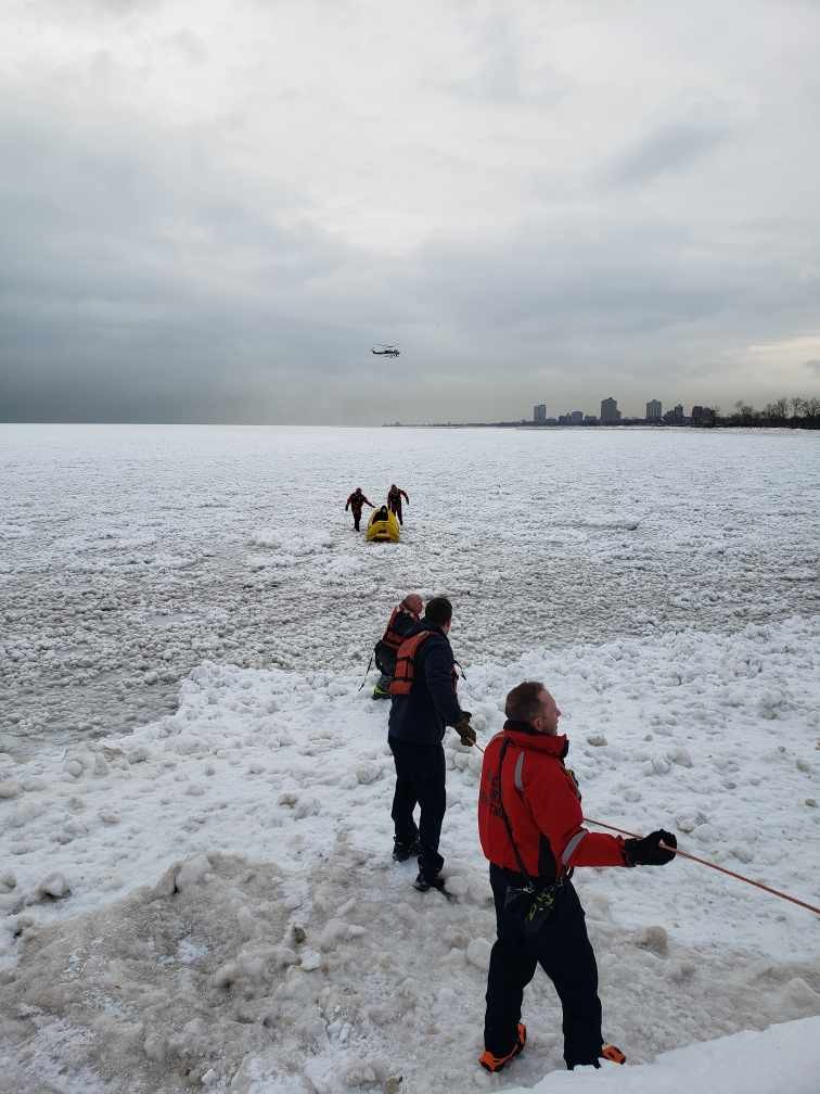 Departamento de bombeiros de Chicago resgata jovem de lago congelado após o gelo se romper (Foto: Reprodução/Twitter/Chicago Fire Media)