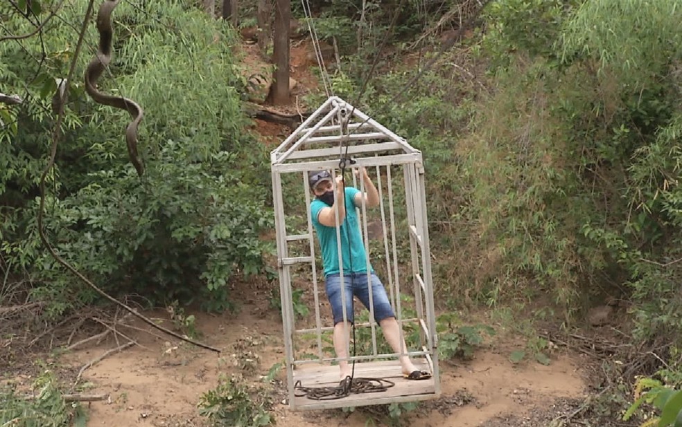 Em Niquelândia, Goiás, Moradores improvisam gaiola e se arriscam para atravessar córrego sem ponte