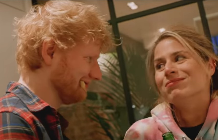 Ed Sheeran e a esposa, Cherry Seaborn, no clipe da canção Put It All On Me (Foto: Reprodução)