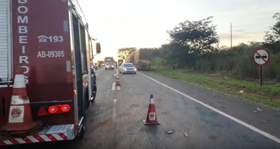 Uma faixa foi isolada para o trabalho dos bombeiros, mas a SP-331 não precisou ser interditada  — Foto: Arquivo pessoal
