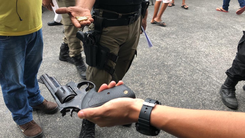Uma arma foi encontrada pela PM com um dos suspeitos de participar de tiroteio em bar na Zona Norte do Recife â€” Foto: Thiago Augustto/TV Globo