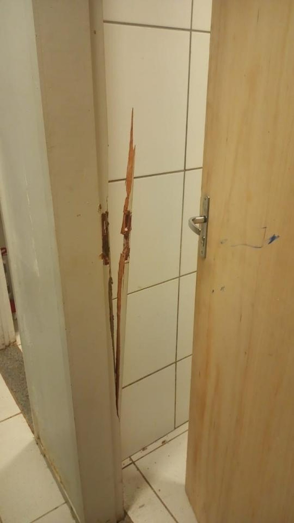 Criminosos arrombaram agência da Caixa Econômica em Altos — Foto: Divulgação/PM-PI