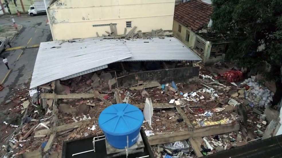 Drone do Bom Dia Rio sobrevoa destroços do prédio que ruiu em Nilópolis — Foto: Reprodução/TV Globo